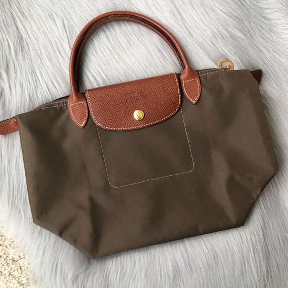 Longchamp Handbags - LIKE NEW Longchamp Le Pliage small olive green bag